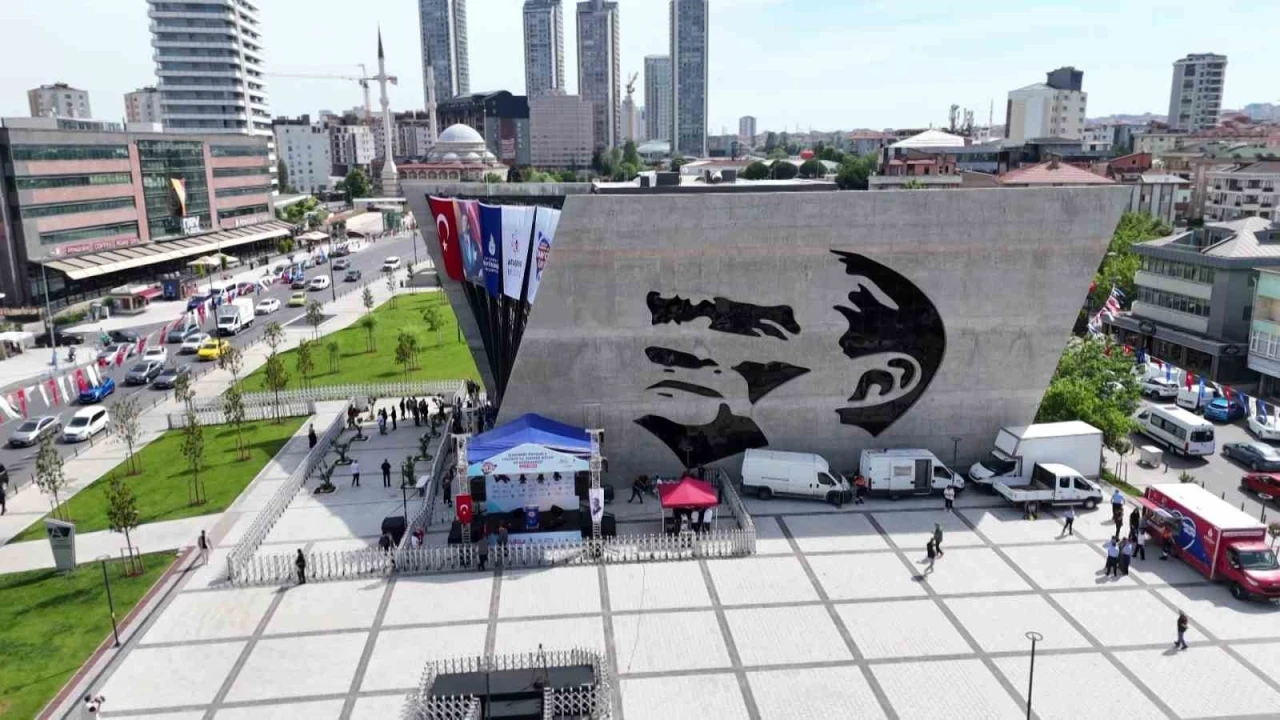 Ataşehir&rsquo;de Y&uuml;z&uuml;nc&uuml; Yıl Atat&uuml;rk M&uuml;zesi ve K&uuml;t&uuml;phanesi ile İ&ccedil;erenk&ouml;y Meydanı a&ccedil;ıldı
