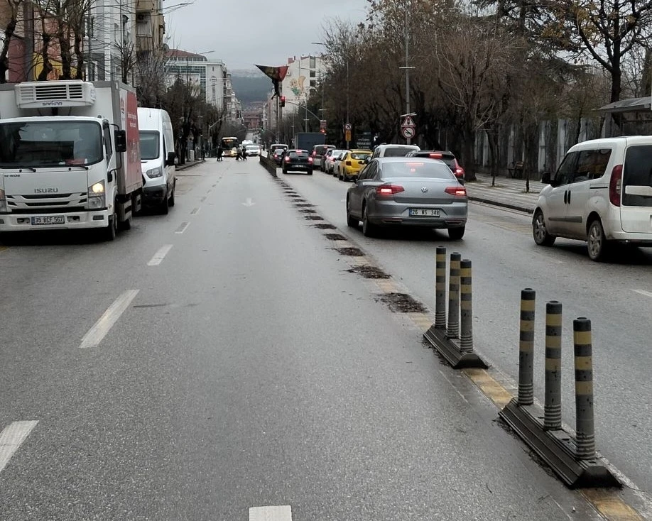 Atat&uuml;rk Caddesi&rsquo;nde dubalar azaltıldı ama şikayetler &ccedil;&ouml;z&uuml;m bulmadı

