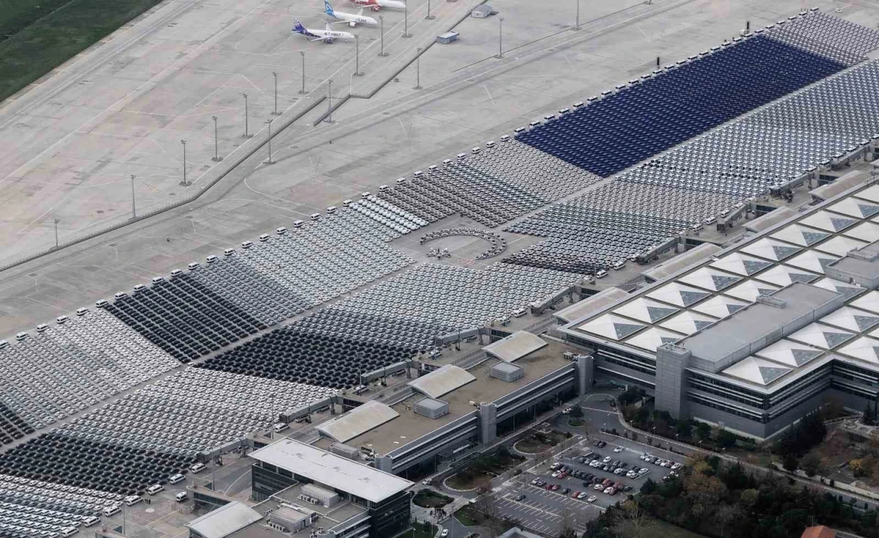 Atatürk Havalimanı’nda teslime hazır binlerce araç tek karede görüntülendi
