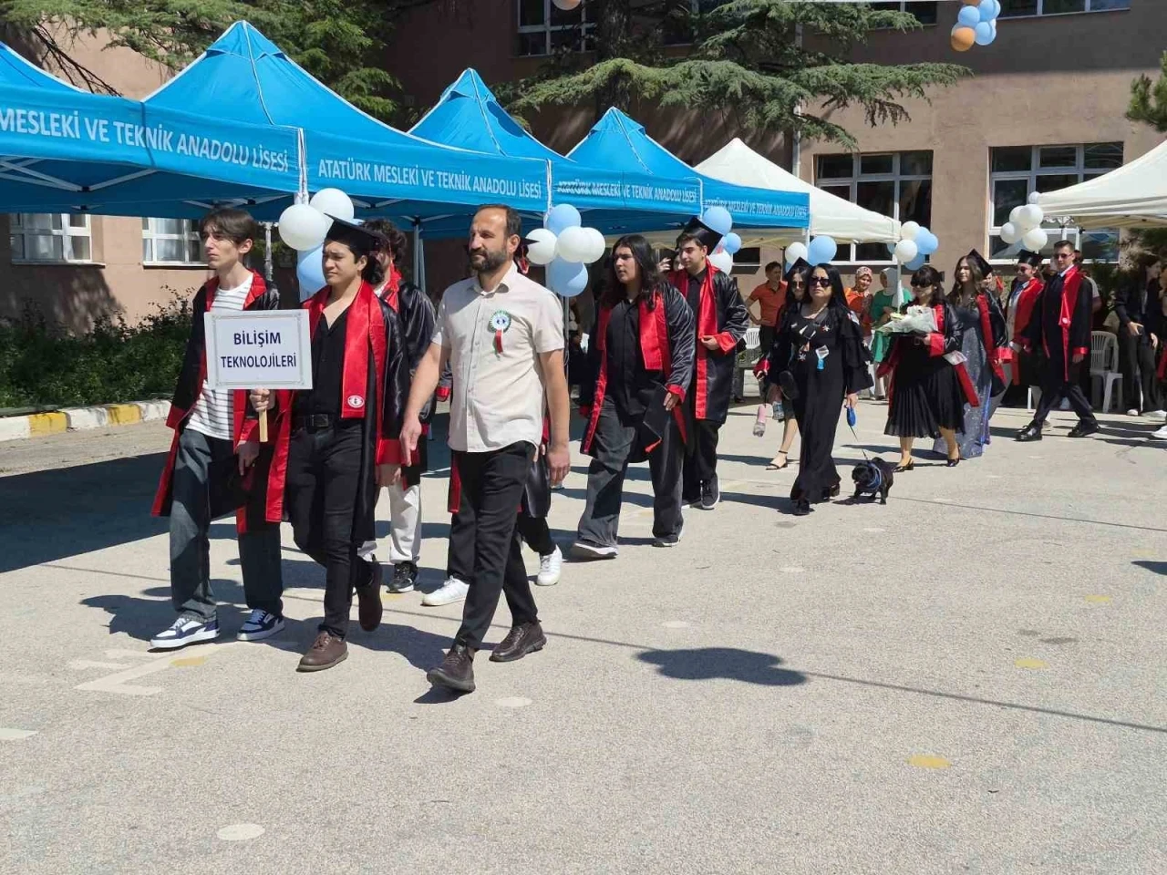 Atatürk Meslek Lisesi öğrencileri mezuniyet sevinci yaşadı