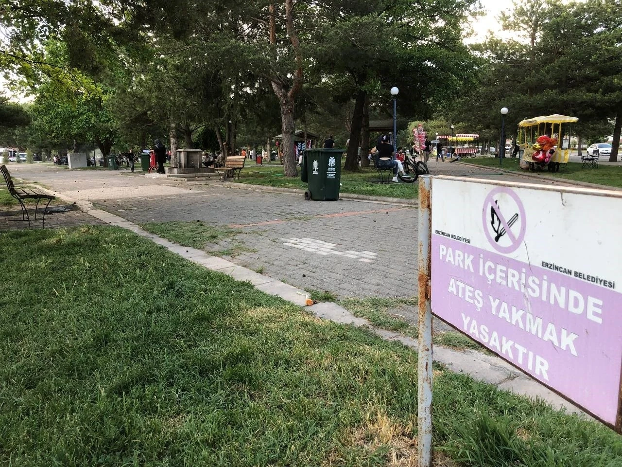 Atatürk Parkında yasak olmasına rağmen mangal ve semaver yakıp geriye çevre kirliliği bırakılmasına tepkiler büyüyor
