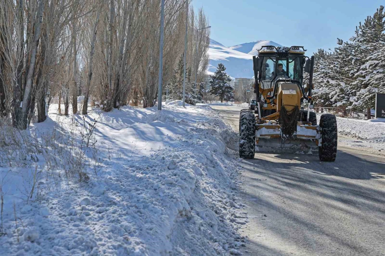 Atat&uuml;rk &Uuml;niversitesi kamp&uuml;s&uuml;nde kar temizleme &ccedil;alışmaları aralıksız s&uuml;r&uuml;yor
