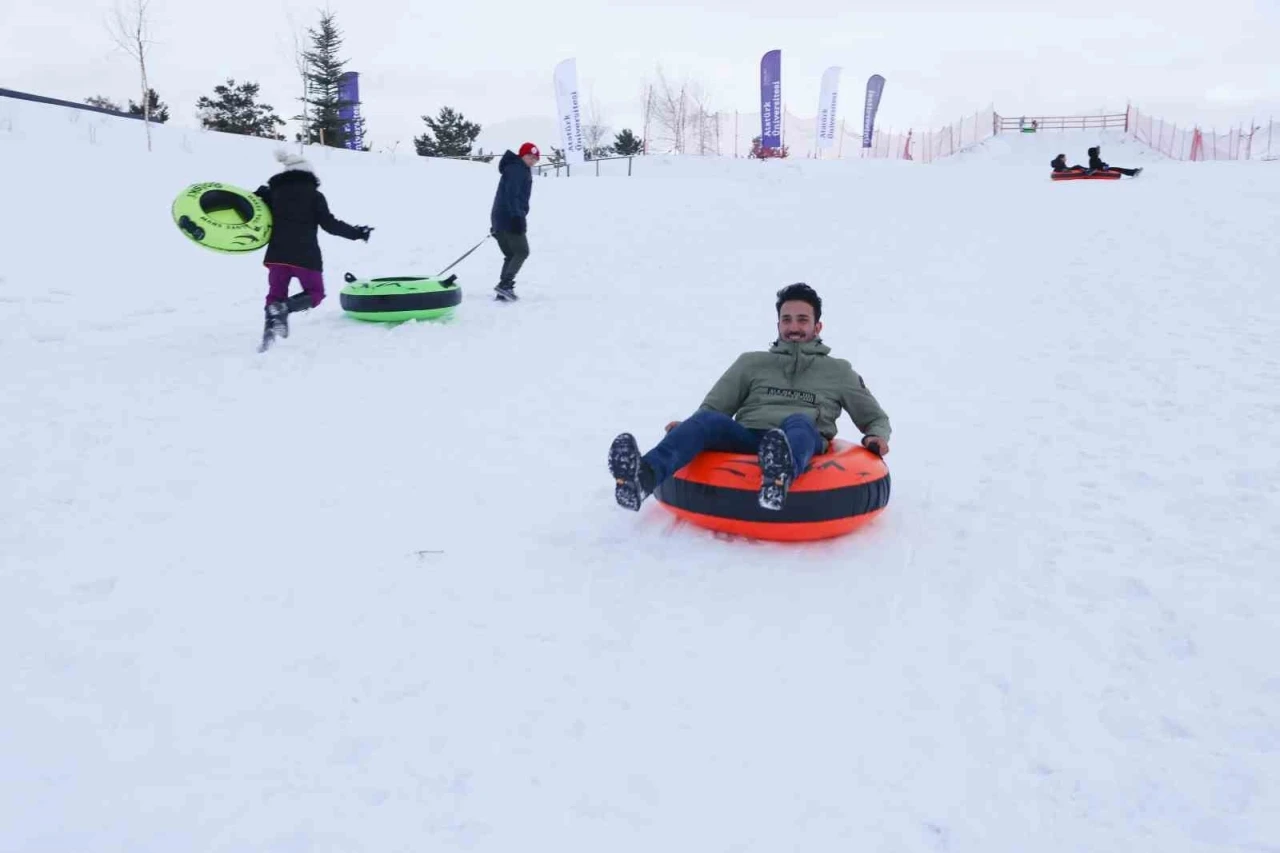 Atat&uuml;rk &Uuml;niversitesi&rsquo;nde kış coşkusu kamp&uuml;se taşındı: Atakışpark &ouml;ğrenci merkezi sezonu a&ccedil;tı
