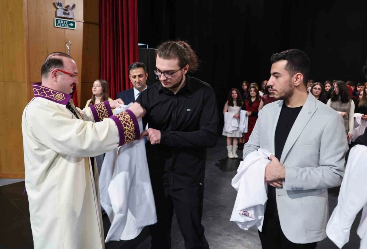 Atat&uuml;rk &Uuml;niversitesi Tıp Fak&uuml;ltesinde beyaz &ouml;nl&uuml;k heyecanı
