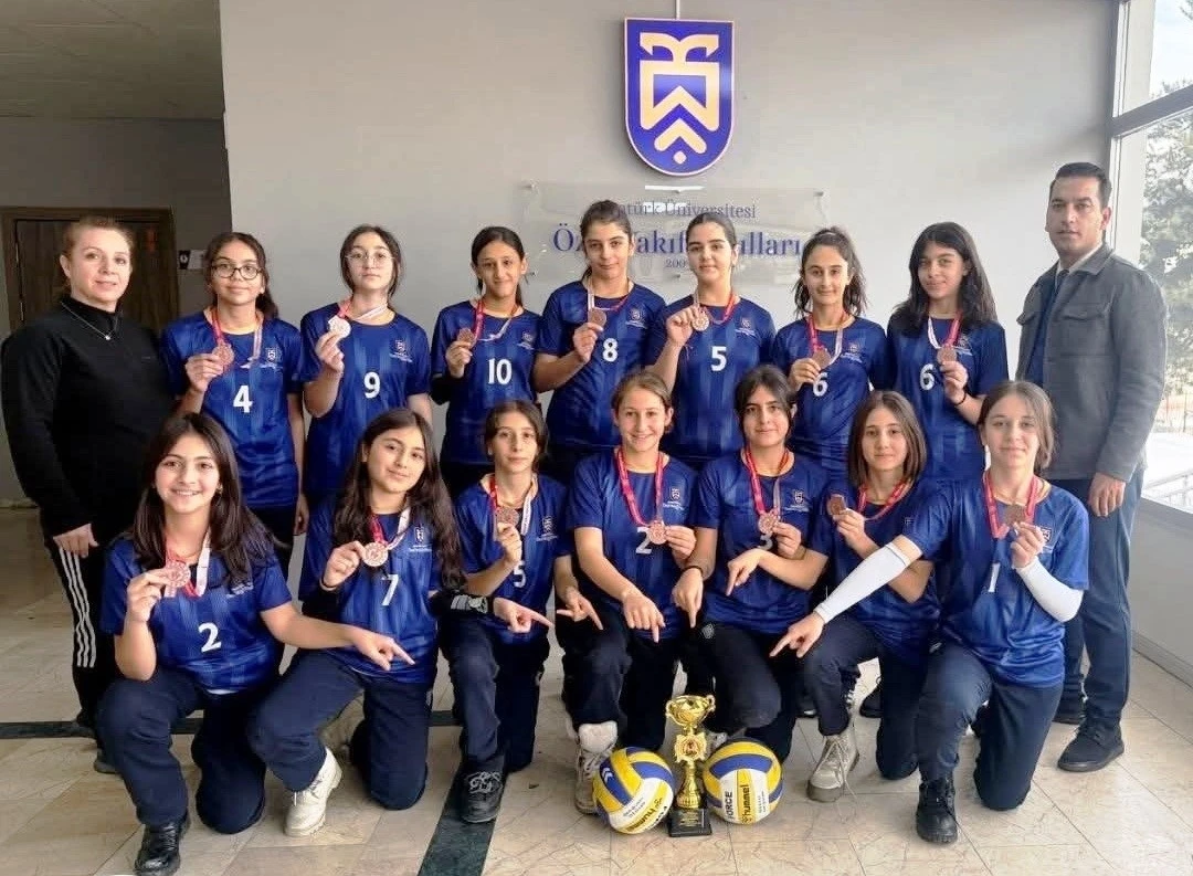 Atat&uuml;rk &Uuml;niversitesi Vakıf Okulları k&uuml;&ccedil;&uuml;k kızlar voleybol takımı il &uuml;&ccedil;&uuml;nc&uuml;s&uuml; oldu
