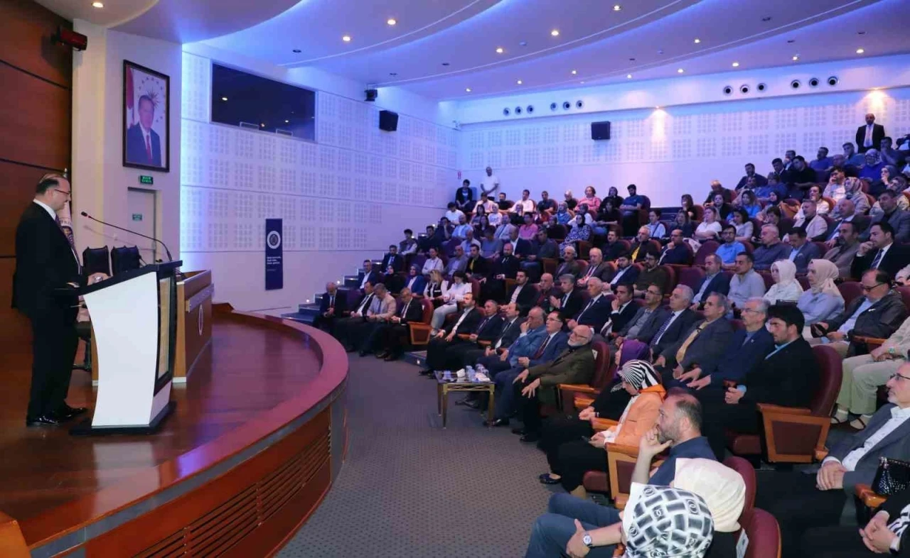 Atatürk Üniversitesinde &quot;Türkiye yüzyılı ve üniversiteler&quot; konferansı düzenlendi
