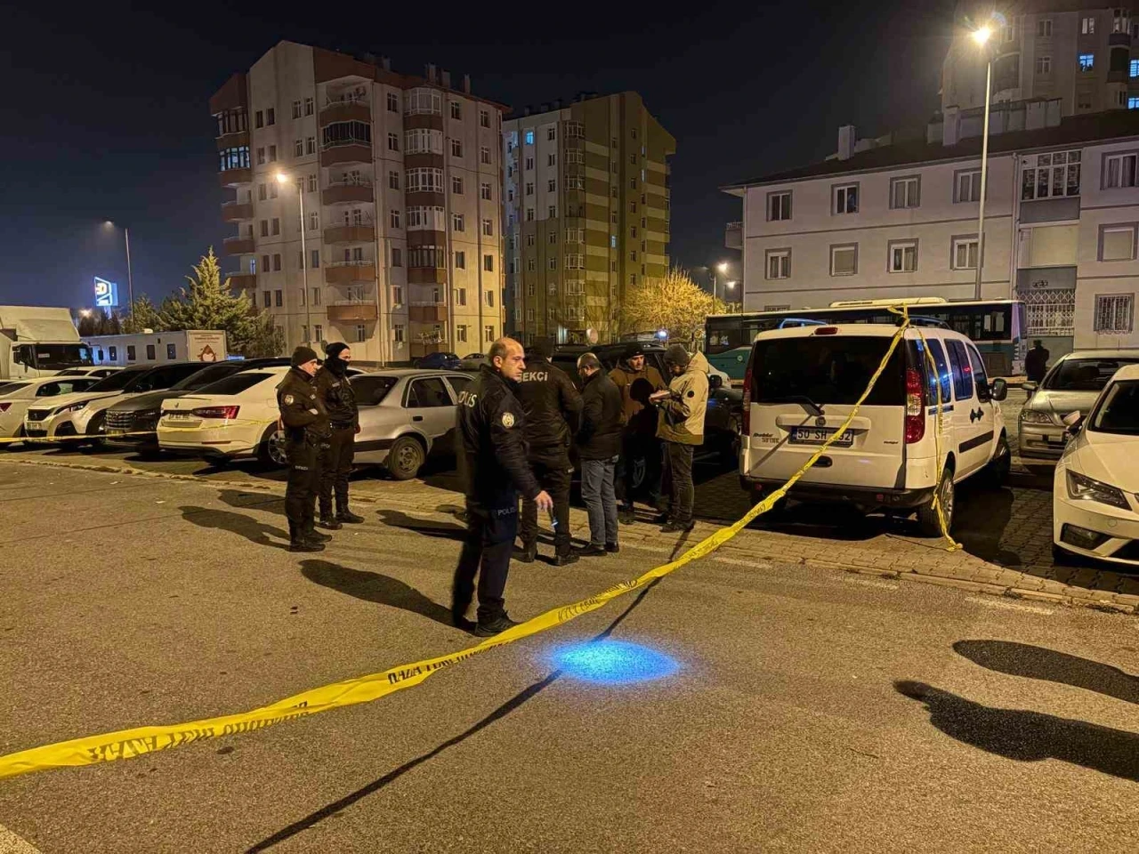 Ateş a&ccedil;tığı t&uuml;feği otomobilin altına saklamaya &ccedil;alıştı
