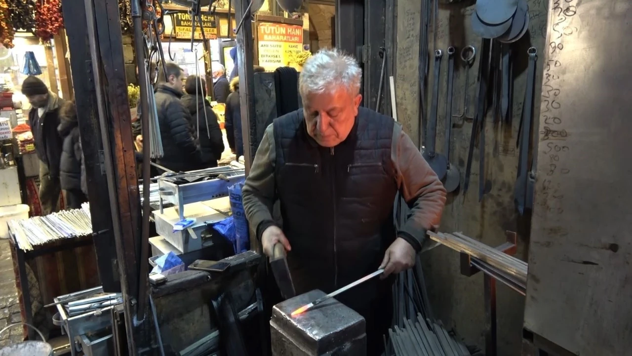 Ateş başında 60 yıldır demir d&ouml;v&uuml;yor
