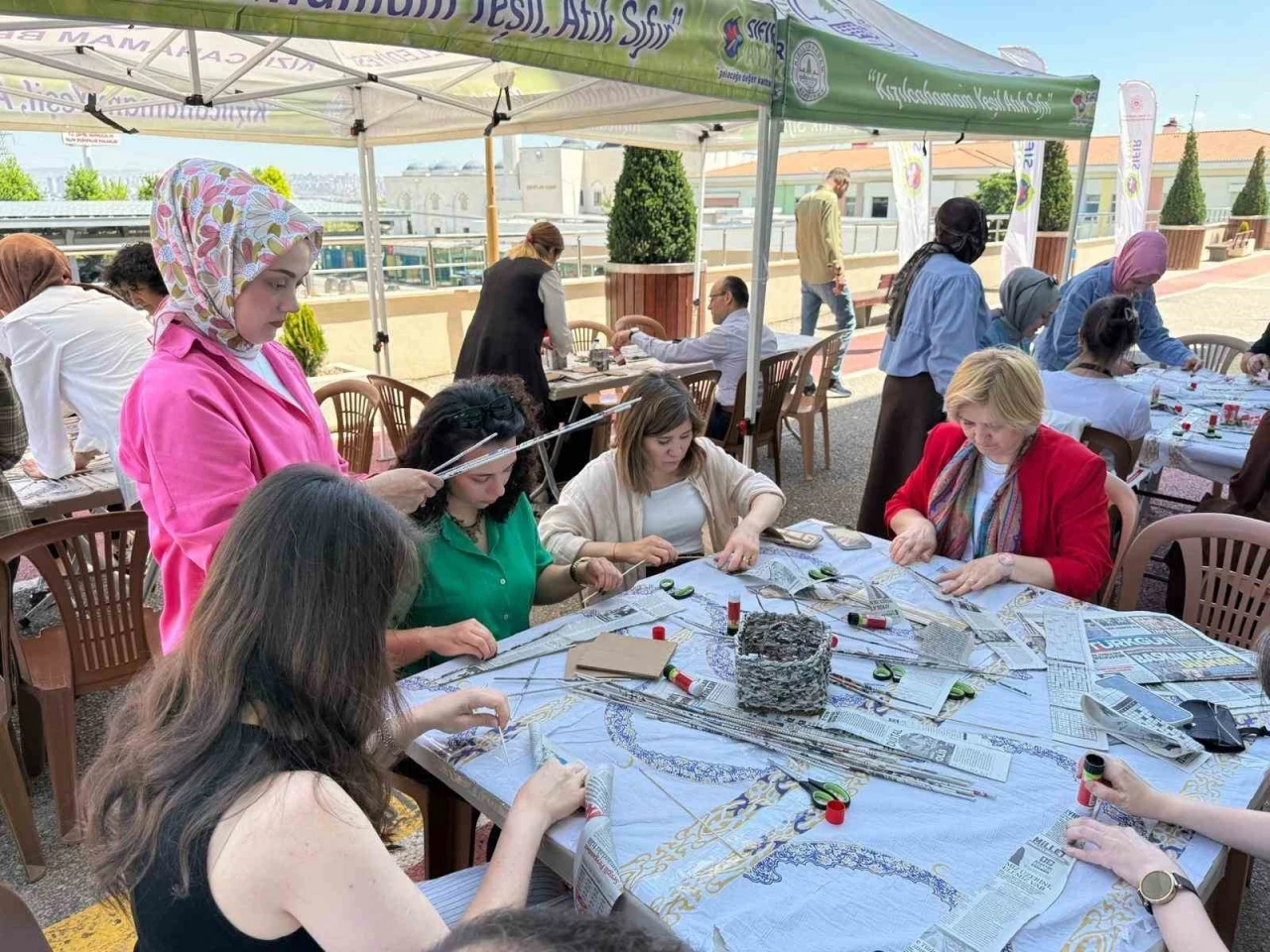 Atık kağıtlar ile sanatsal farkındalık &ccedil;alışması
