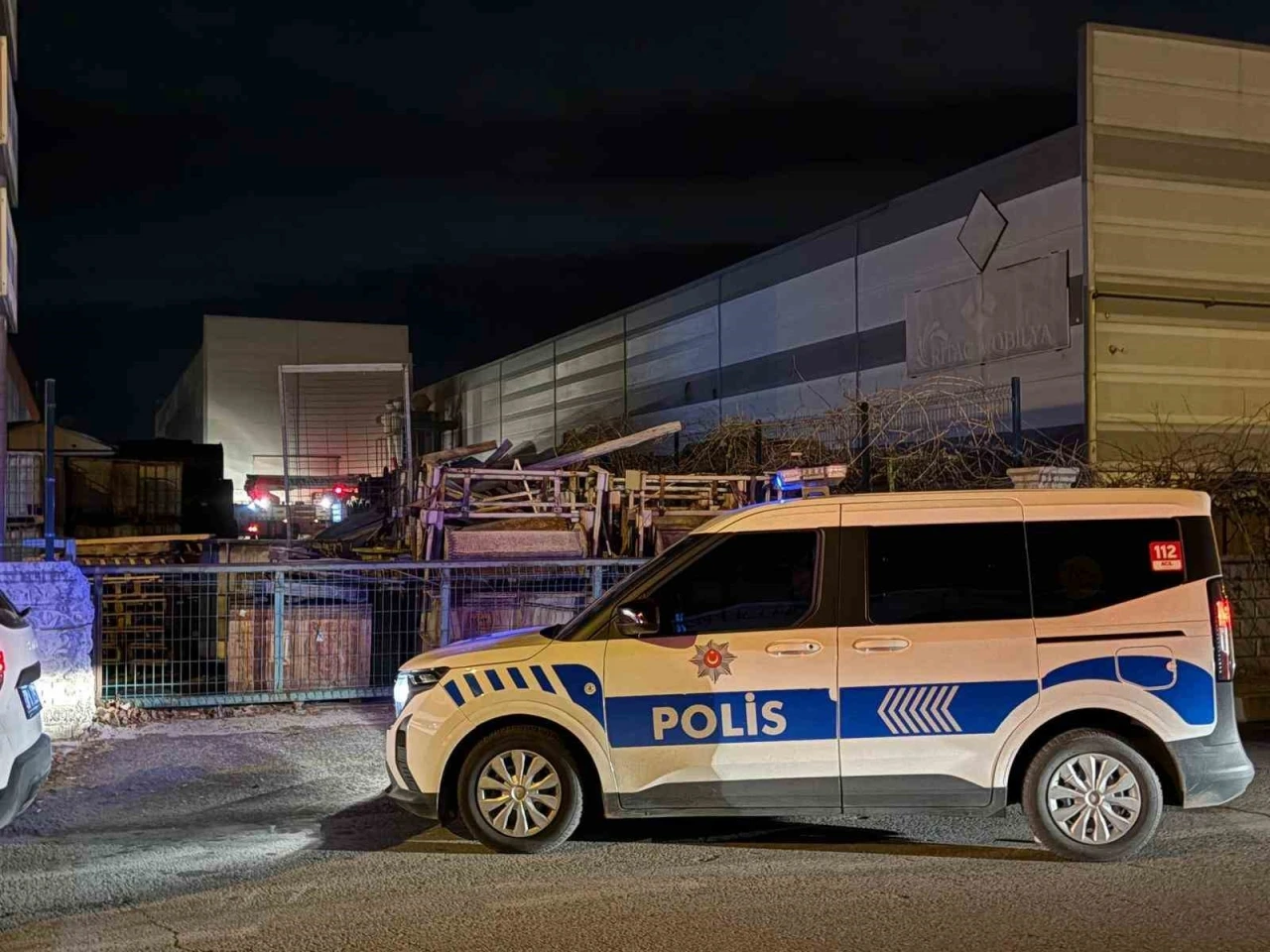 Atık maddeler alev aldı, fabrikaya sı&ccedil;rayan yangın b&uuml;y&uuml;meden s&ouml;nd&uuml;r&uuml;ld&uuml;
