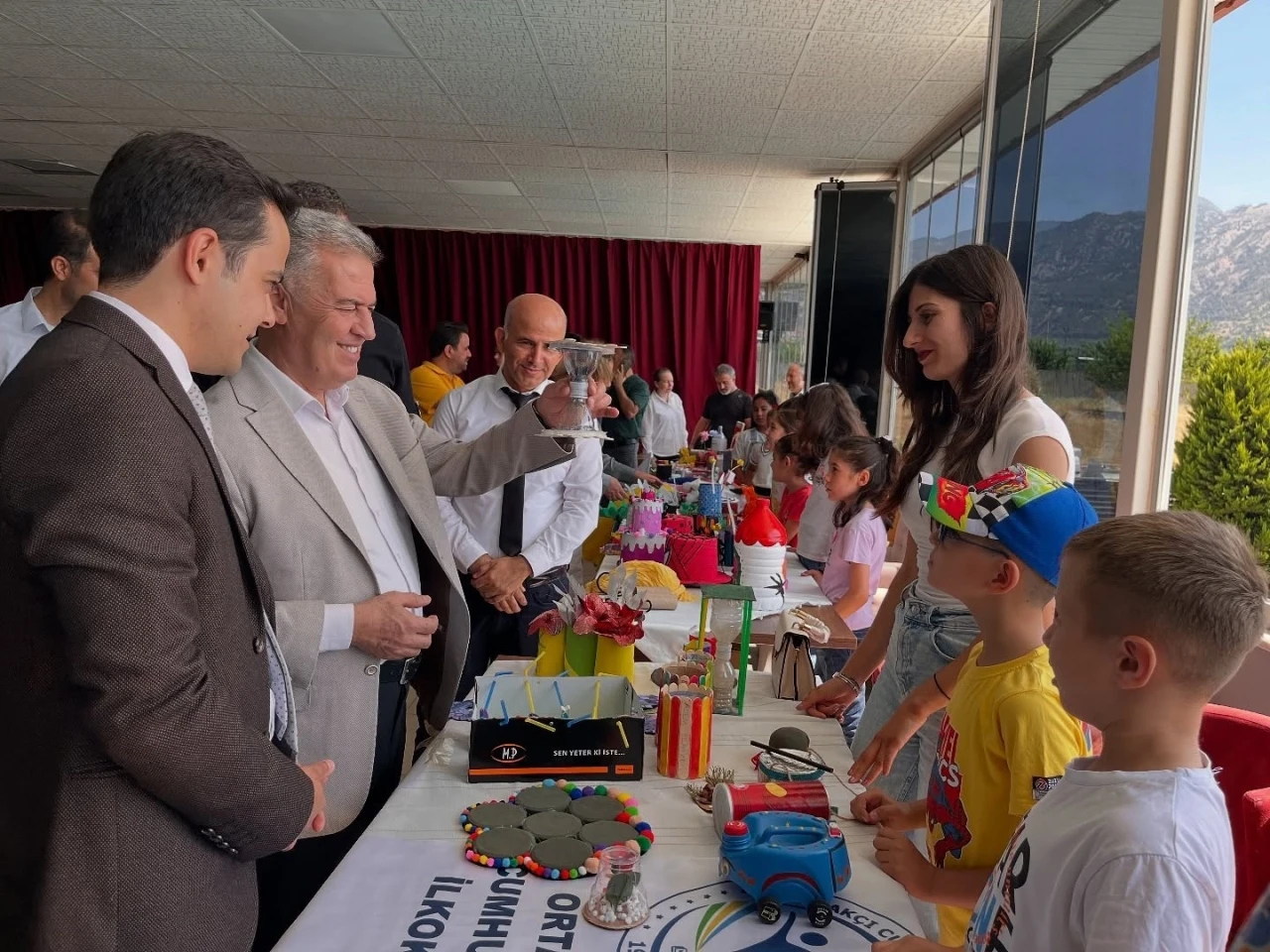 Atık malzemeler, öğrencilerin elinde sanata dönüştü
