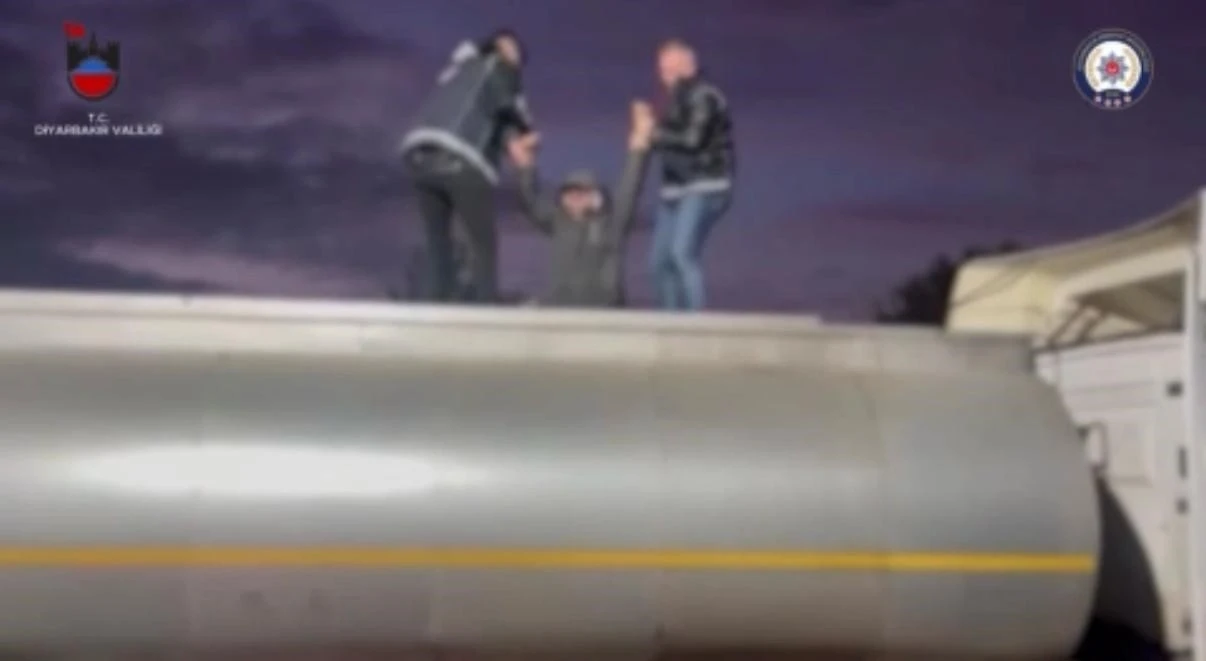 Atık tankeri i&ccedil;inde 32 d&uuml;zensiz g&ouml;&ccedil;men yakalandı: 4 organizat&ouml;r tutuklandı
