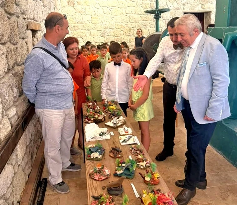 Atıklar minik ellerde sanat eserine d&ouml;n&uuml;şt&uuml;
