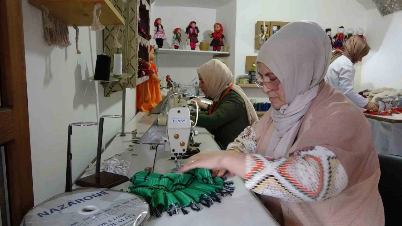 Atıl kumaşları sanata d&ouml;n&uuml;şt&uuml;r&uuml;yorlar
