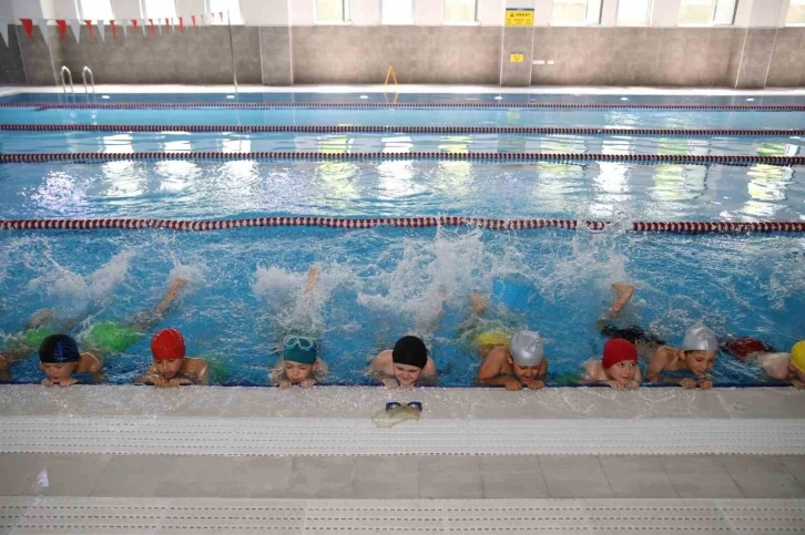 Atila Aydıner’den Bayrampaşa’ya bir yılda yarı olimpik yüzme havuzu