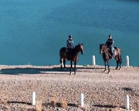 Atlı jandarma timleri Zernek Barajı’nda devriyede
