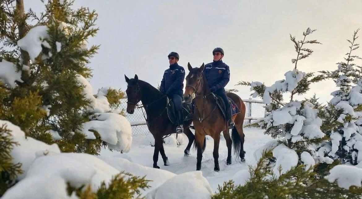 Atlı jandarmadan kış n&ouml;beti: Zorlu hava şartlarında g&uuml;venlik devam ediyor
