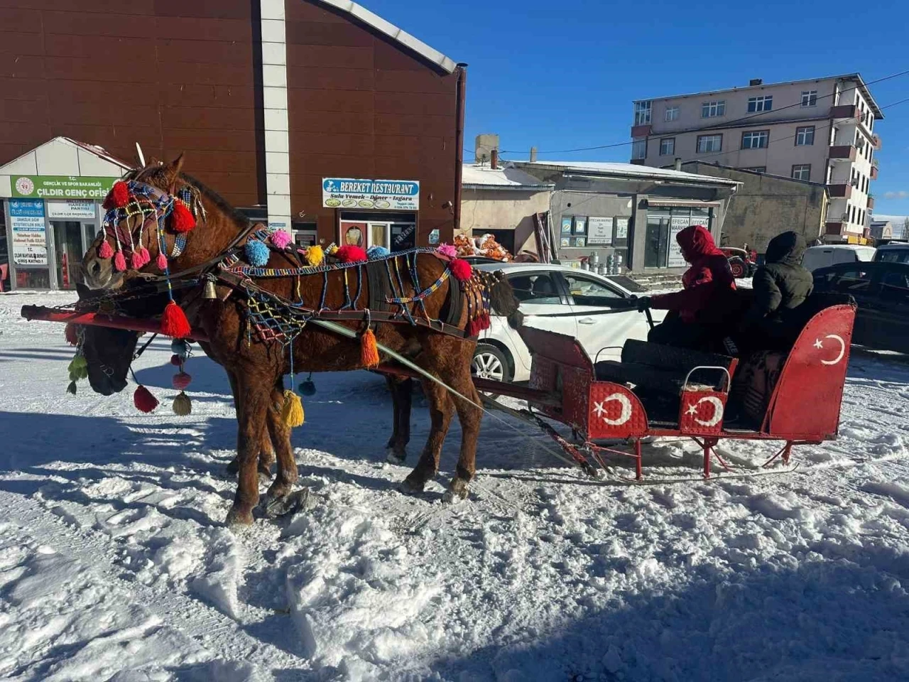 Atlı kızaklar donan g&ouml;l i&ccedil;in hazırlandı
