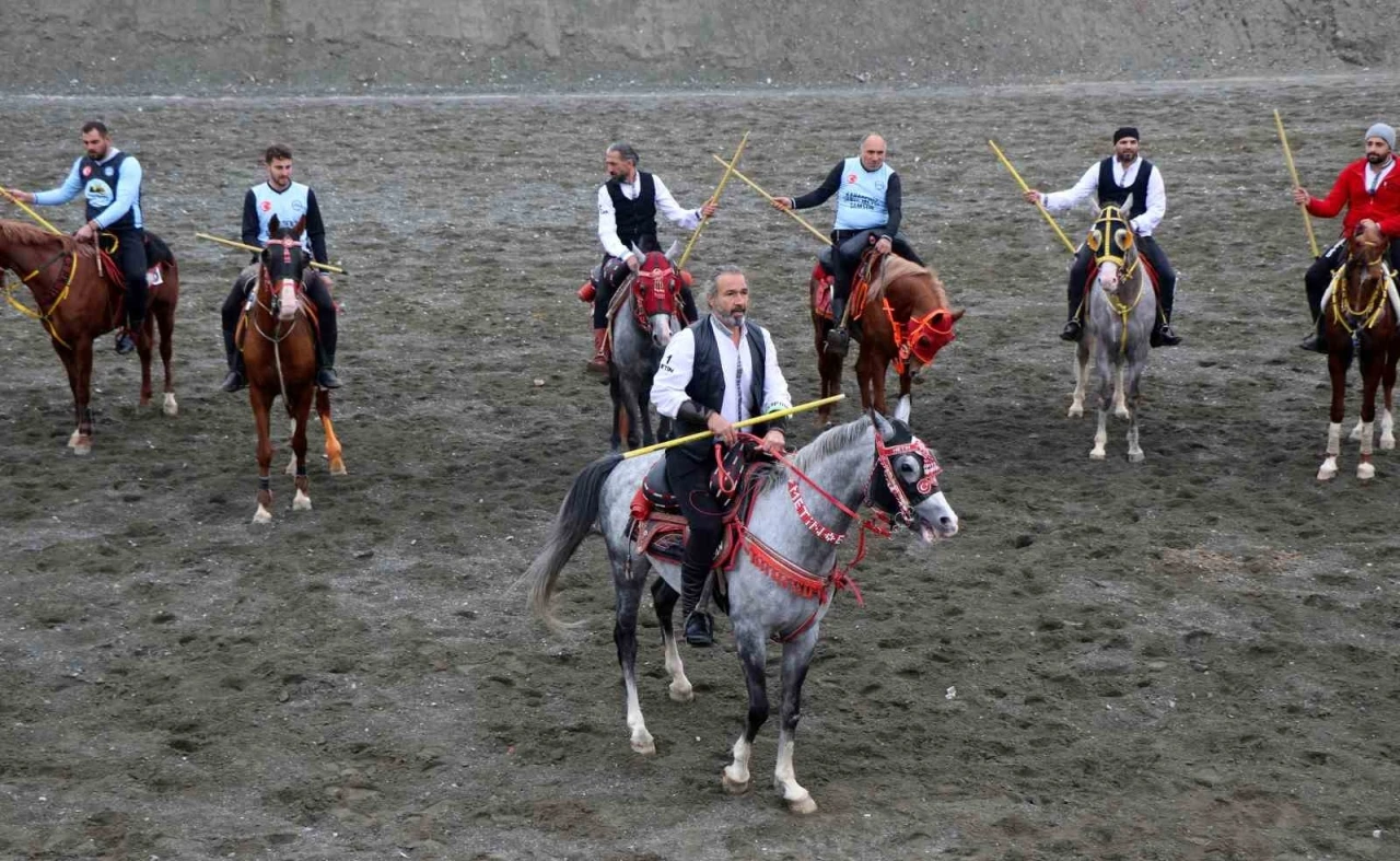 Atlı sporun asırlık geleneği Erzincan&rsquo;da s&uuml;rd&uuml;r&uuml;l&uuml;yor
