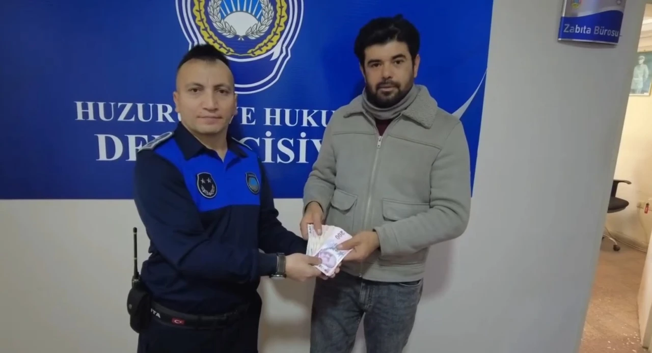 ATM&rsquo;de unutulan 5 bin TL sahibine teslim edildi
