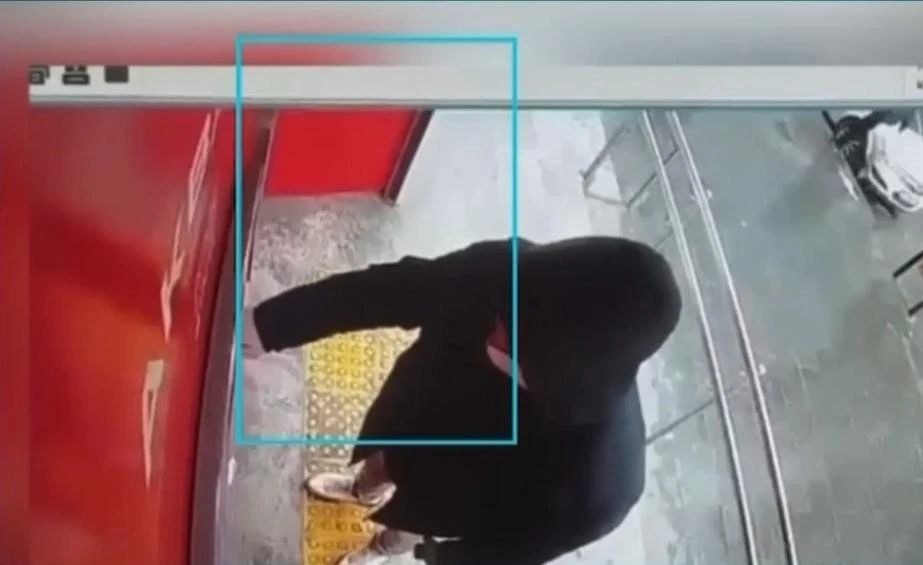ATM önlerinde vatandaşları dolandıran şüphelilerin kılık değiştirip kaçmaları kameralara yansıdı
