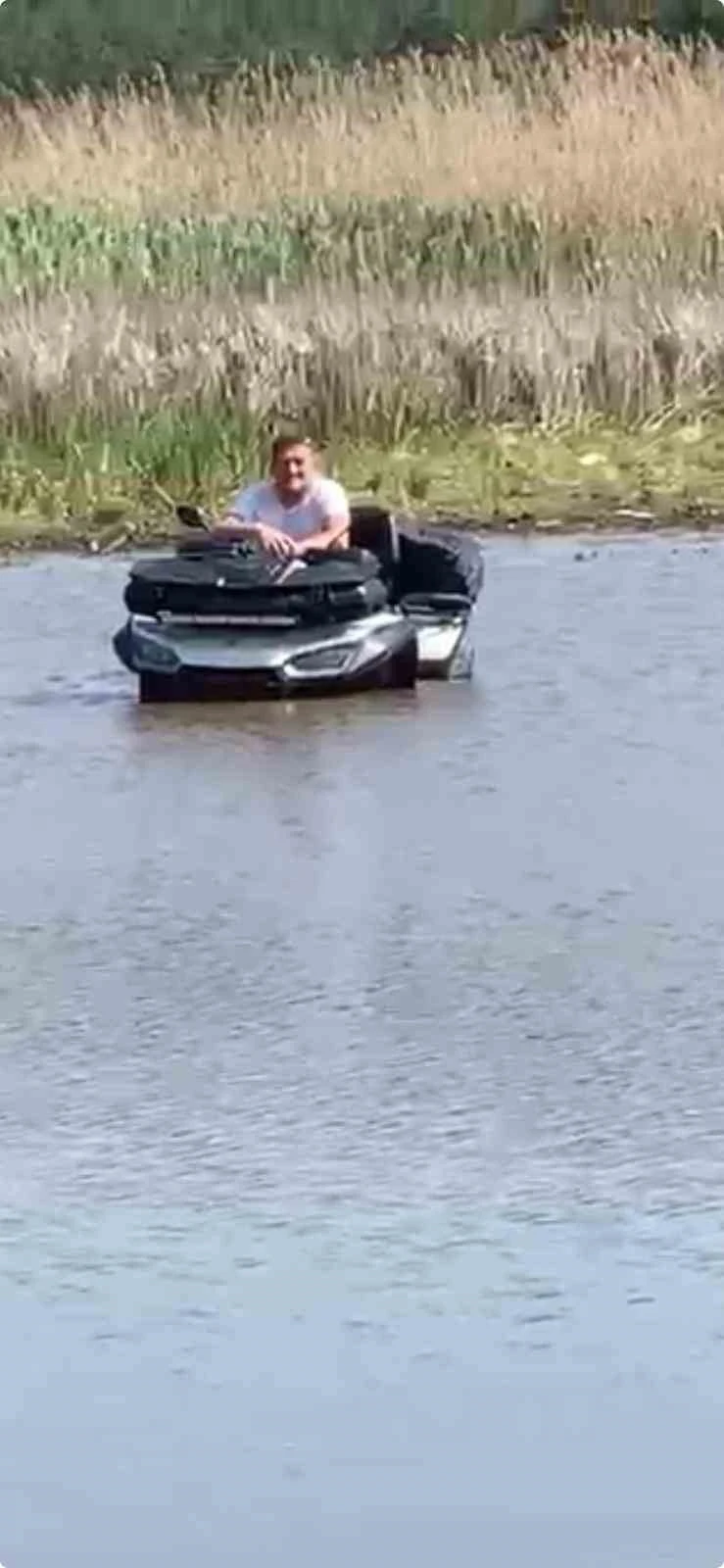 ATV ile girdiği gölde balçığa saplandı
