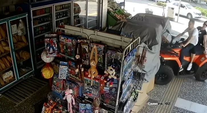 ATV ile markete dalan Alman &ccedil;ifte su kolileri hava yastığı g&ouml;revi yaptı
