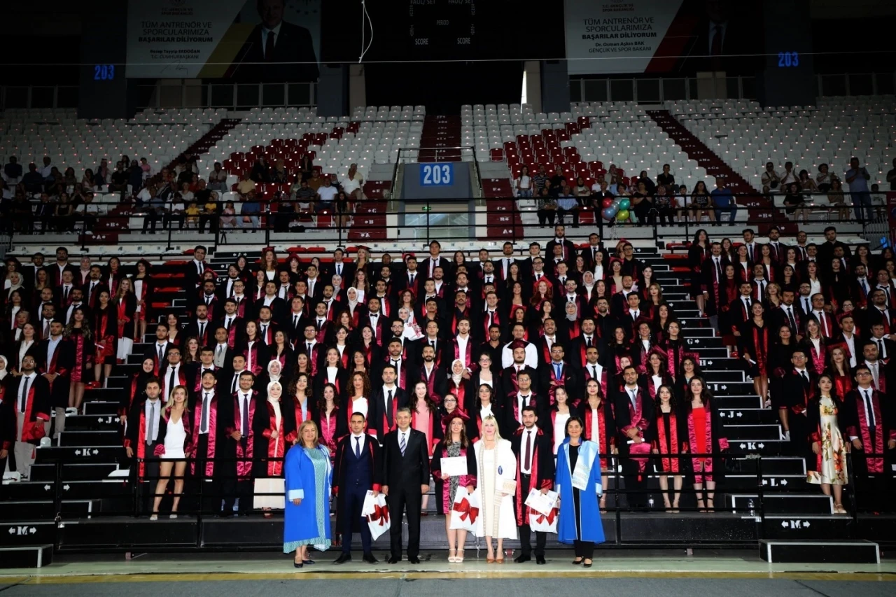 AÜ’de 289 hekim coşkuyla mezun oldu
