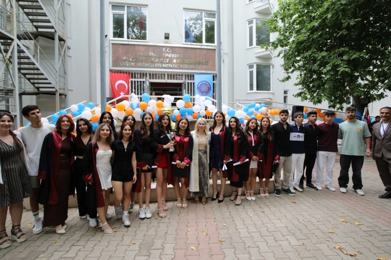 AÜ Sağlık Hizmetleri MYO öğrencileri mezun oldu
