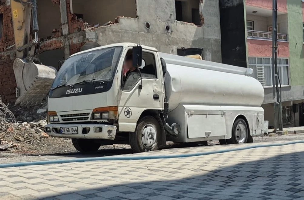 Avcılar’da 2 çocuk ağır tonajlı kepçeyi hareket ettirdi
