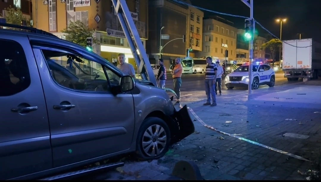Avcılar’da aşırı hız yapan araç elektrik direğine çarptı: 3 yaralı
