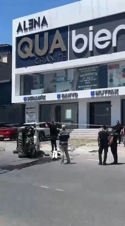 Avcılar&rsquo;da direksiyon hakimiyetini kaybeden s&uuml;r&uuml;c&uuml; E-5&rsquo;ten yan yola u&ccedil;tu
