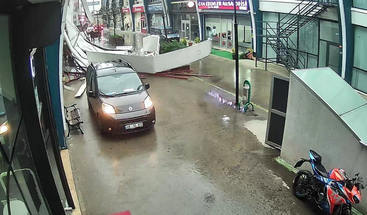 Avcılar&rsquo;da fırtına iş yerinin &ccedil;atısının u&ccedil;ma anı kamerada
