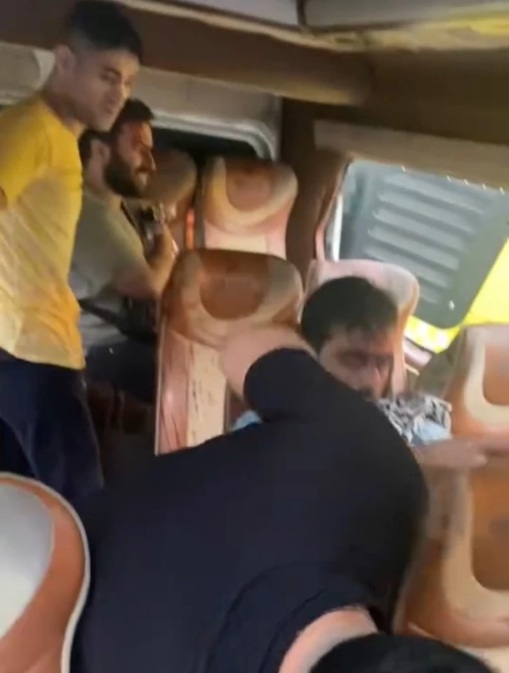 Avcılar’da İETT otobüsü, park halindeki araçlara çarptı: 1’i ağır 3 yaralı