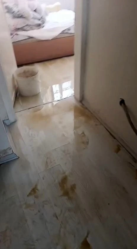 Avcılar&rsquo;da İSKİ borusu patladı, evi su bastı
