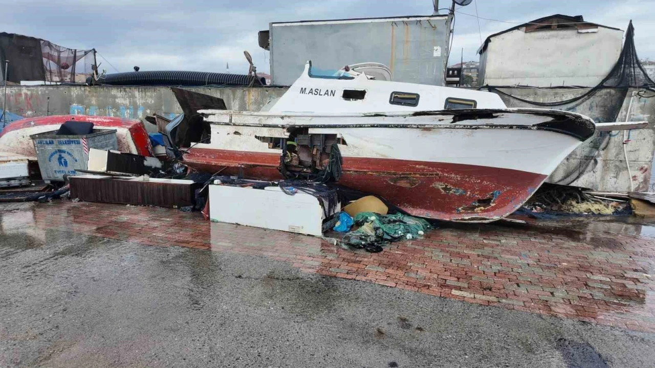 Avcılar&rsquo;da lodos nedeniyle 3 tekne zarar g&ouml;rd&uuml;
