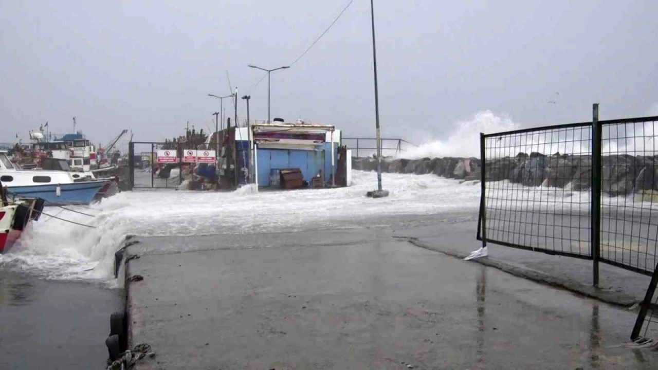 Avcılar&rsquo;da metrelerce y&uuml;kselen dalgalar mendireği b&ouml;yle aştı
