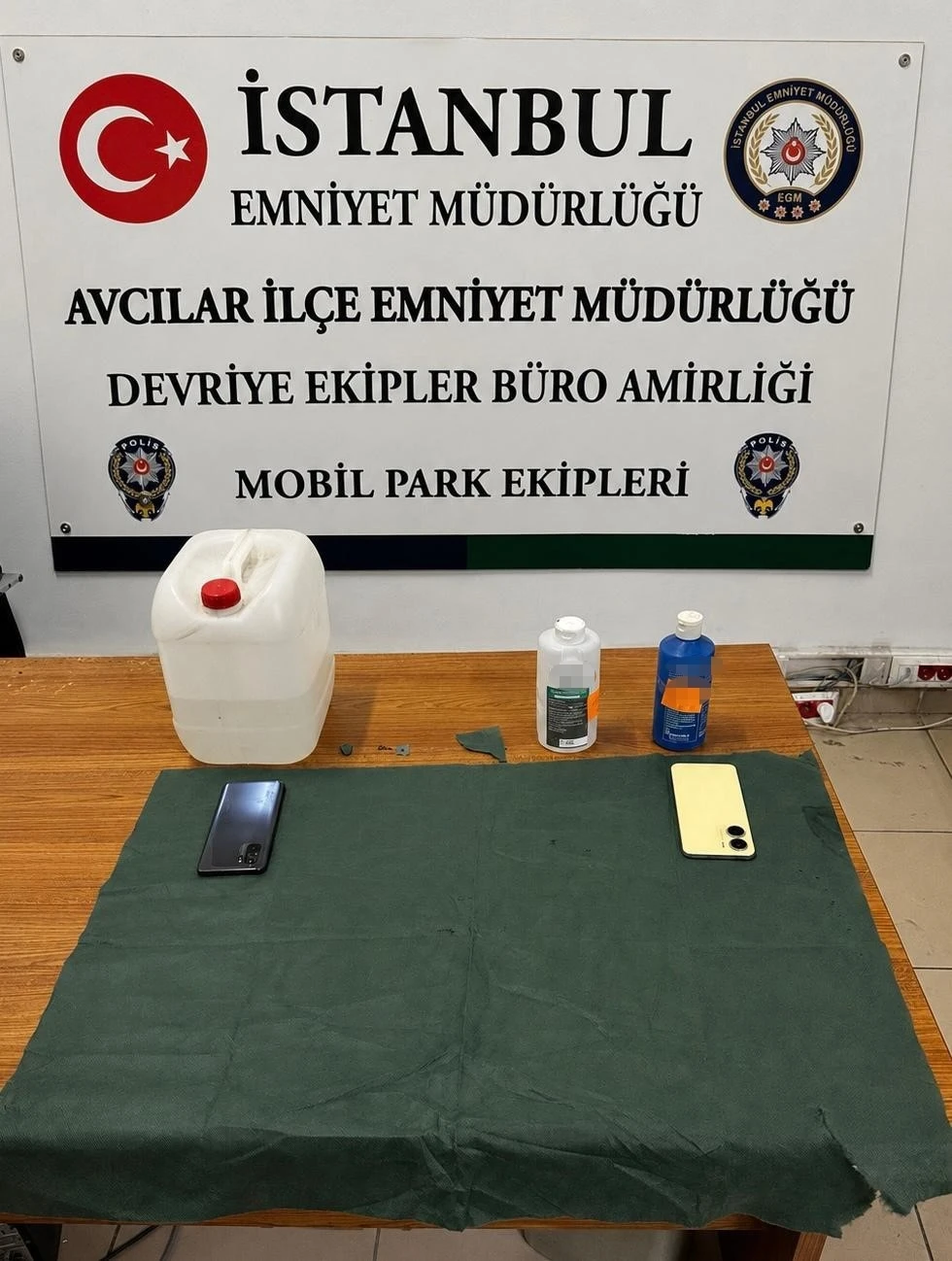 Avcılar&rsquo;da tırabzan hırsızlığı ş&uuml;phelileri yakalandı: &rsquo;Pe&ccedil;ete&rsquo; olarak tabir edilen uyuşturucu madde ele ge&ccedil;irildi
