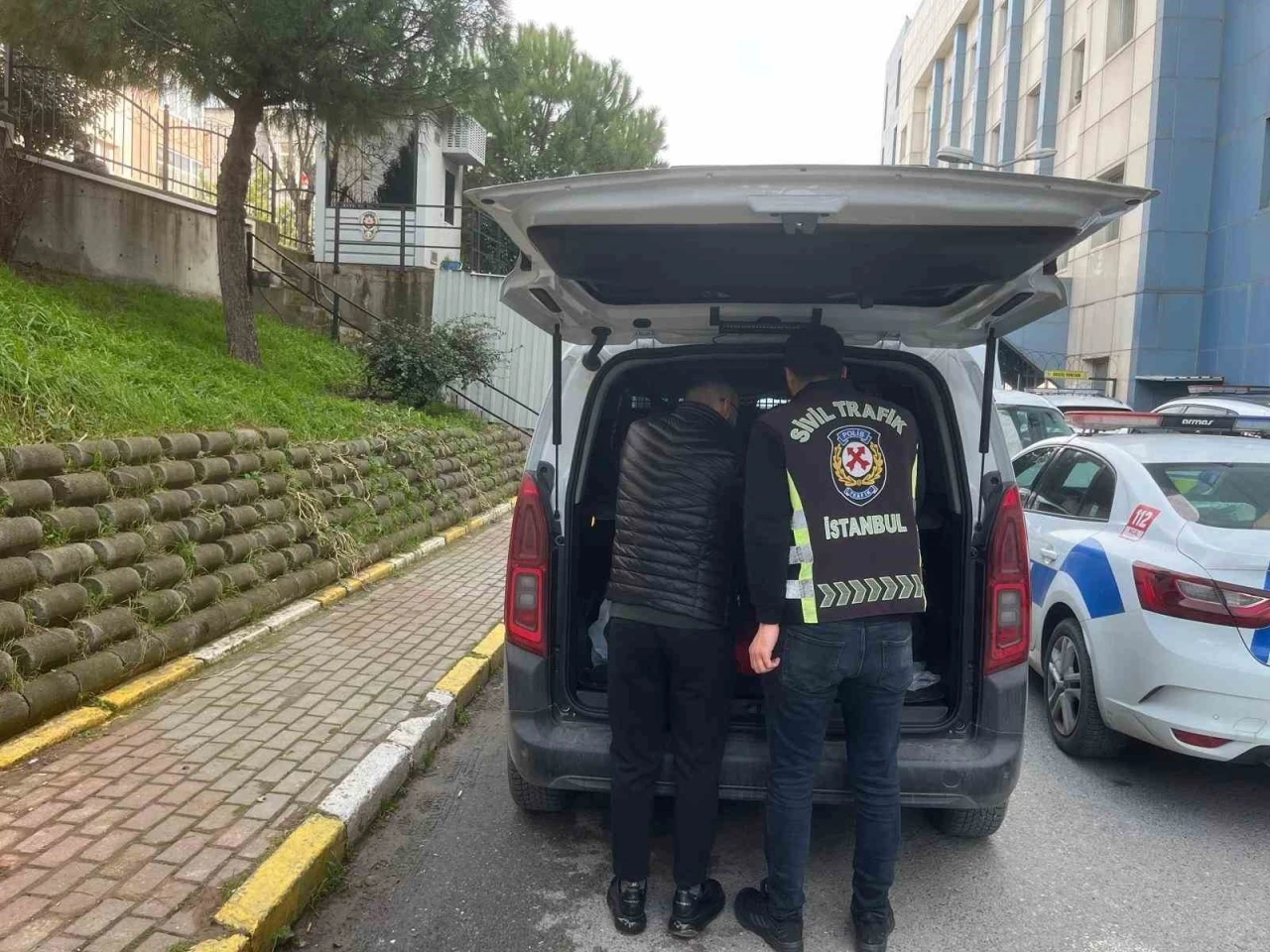 Avcılar&rsquo;da trafik kullarını ihlal eden s&uuml;r&uuml;c&uuml;ye 6 bin 457 TL ceza
