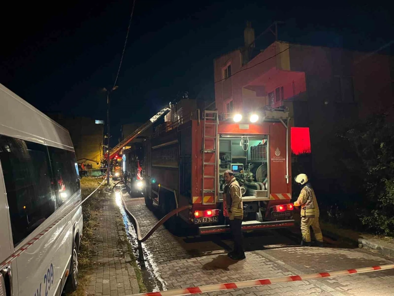 Avcılar&rsquo;da &uuml;&ccedil; katlı binanın &ccedil;atısı alev alev yandı
