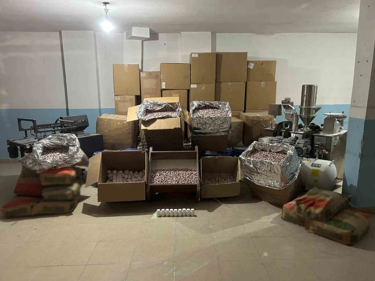 Avcılar&rsquo;da uyuşturucu hap imalathanesine baskın: 6 g&ouml;zaltı
