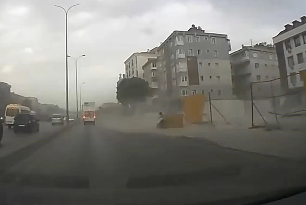 Avcılar E-5 yan yolda inşaat bariyerleri fırtınada b&ouml;yle u&ccedil;tu
