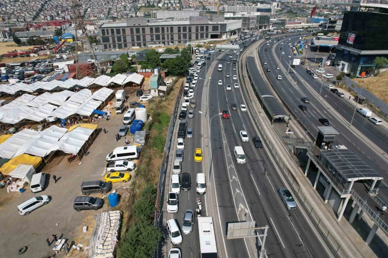 Avcılar E-5 yan yolda kurban trafiği

