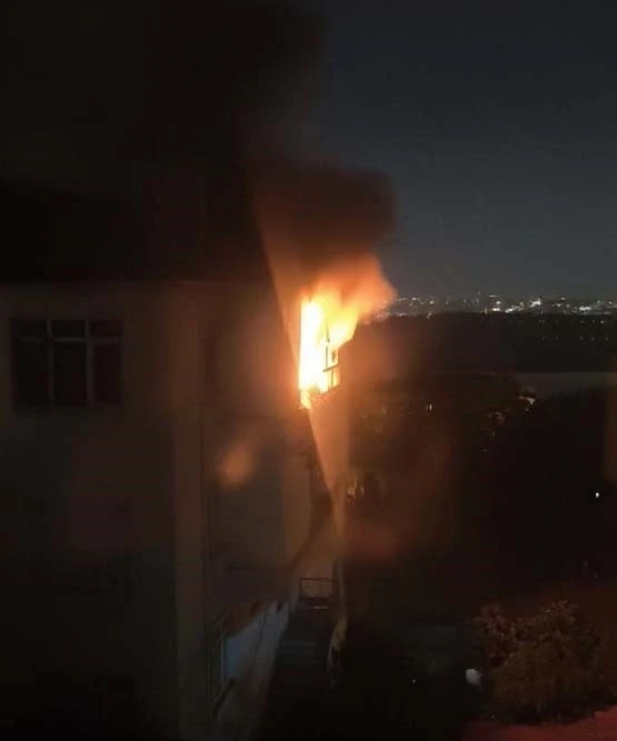 Avcılar Firuzköy’de panik anları: Sıcağa dayanamayan buzdolabı alev alev yandı
