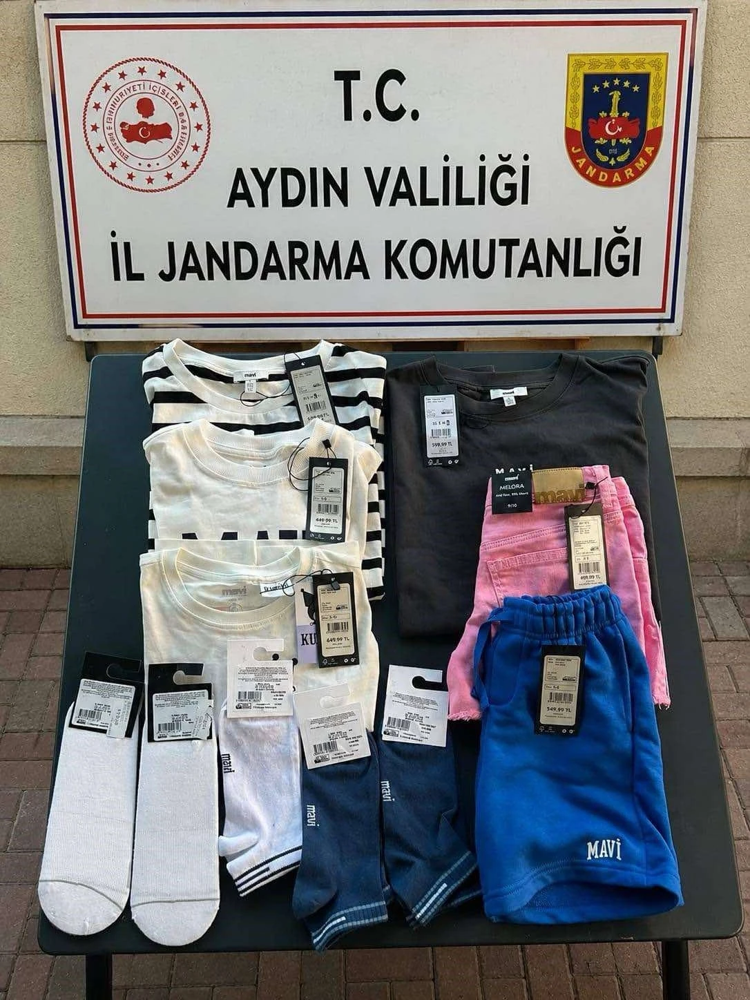 AVM&rsquo;deki mağazadan kıyafet &ccedil;alan kadın jandarmaya takıldı
