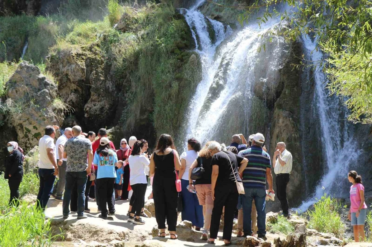 Avrupa&rsquo;nın sıcağından ka&ccedil;an gurbet&ccedil;iler Girlevik&rsquo;e akın etti
