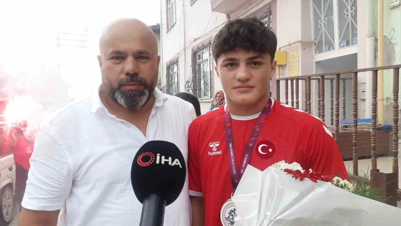 Avrupa şampiyonu güreşçi Yusuf Yaser Aksu, memleketinde coşkuyla karşılandı
