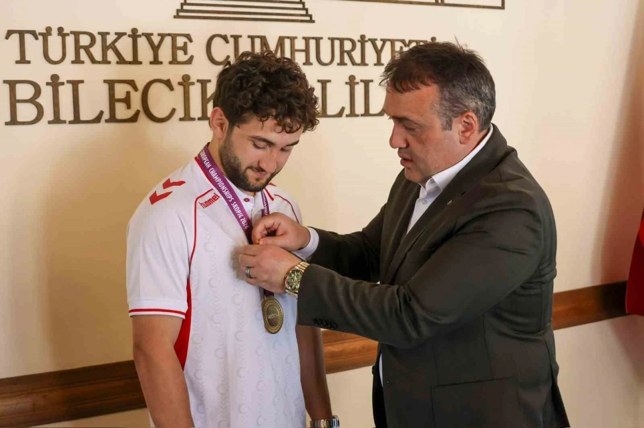 Avrupa şampiyonu g&uuml;reş&ccedil;iye Vali S&ouml;zer&rsquo;den tebrik
