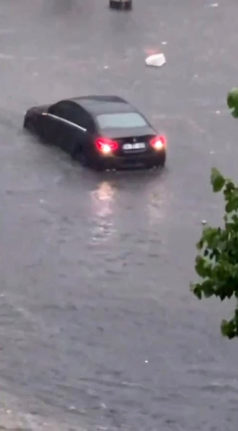 Avrupa yakasında sağanak etkili oldu: Yollar g&ouml;le d&ouml;nd&uuml;, ara&ccedil;lar suda ilerleyemedi
