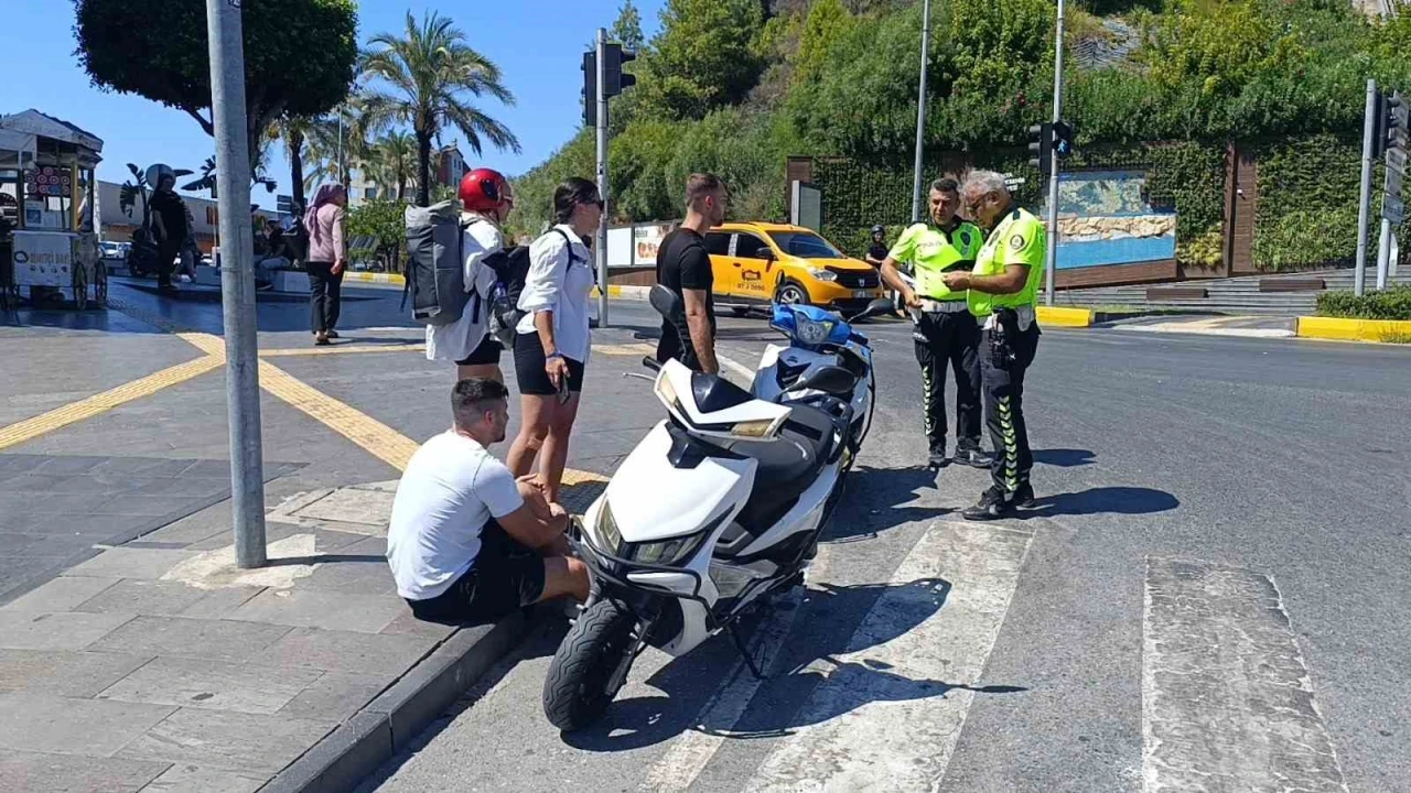 Avusturyalı turistler kiraladıkları motosikletle kaza yaptı
